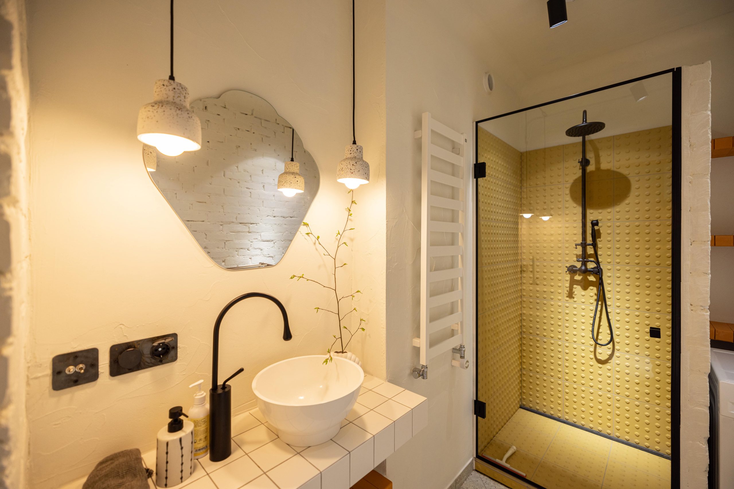Intérieur élégant d'une salle de bain moderne avec finitions de haute qualité